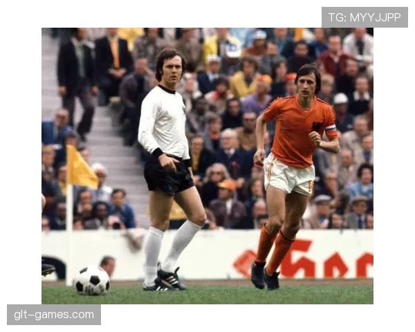 克鲁伊夫经典瞬间重现，传奇风采永载足球史册