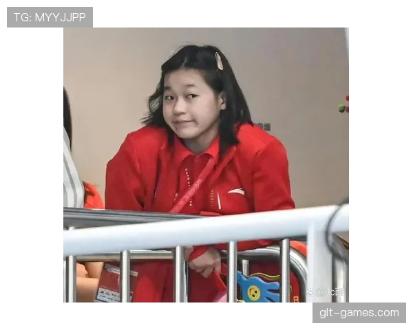 全红婵下场后直接换衣服，现场居然没人敢凑近，像明星见了粉丝都害怕一样